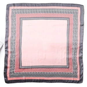 Carré de soie rose avec motifs géométriques et bordure grise, texture satinée lisse