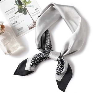 Élégant foulard en soie 70cm gris argent avec imprimés léopard et géométriques