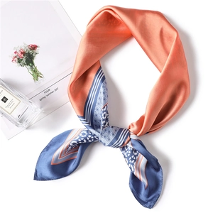 Foulard de 70cm en soie synthétique avec motifs géométriques orange et bleu marine