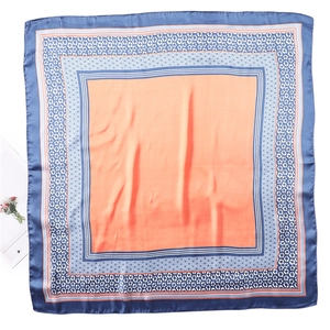 Détail d'un foulard carré de 70cm avec centre orange et bordure imprimé léopard