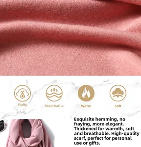 Nahaufnahme des hellrosa Pashmina-Schals mit weicher Textur und feiner Verarbeitung