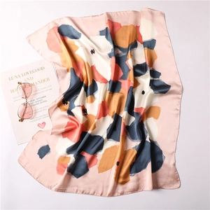 Detail eines seidenähnlichen Halstuchs mit buntem Abstraktmuster und Satin-Textur