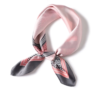 Foulard en soie rose et gris avec motifs géométriques, pois et rayures pour femme