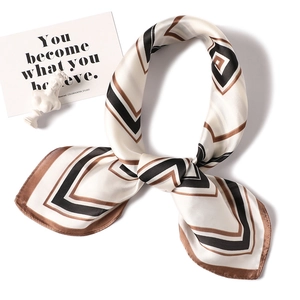 Elegante foulard in raso con motivo geometrico a V avorio e marrone, piegato su sfondo bianco