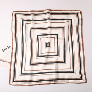 Foulard in seta con motivo geometrico a quadrati marroni e neri in vista piana