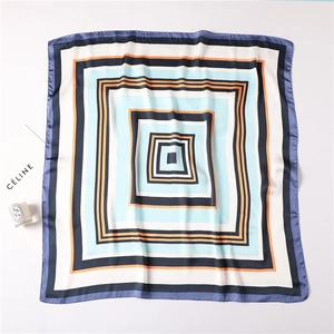 Foulard quadrato in seta 70x70cm con motivi geometrici blu e arancioni eleganti