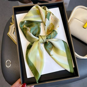 Eleganter Quadratischer Schal Mit Lotusblumendruck KunstSatin Satin Halstuch Kopftuch Modisches Haarband Für Damen