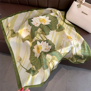 Seidiger quadratischer Schal mit Lotus-Prints und eleganten grünen Rollkanten