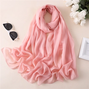 Pañuelo de gasa rosa sedosa con elegante caída y textura suave para protección solar