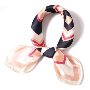 Elegante foulard in seta 70x70cm con motivo geometrico a V e finitura satinata rosa champagne