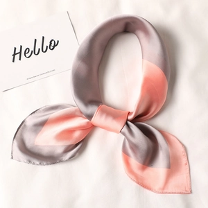 Foulard quadrato effetto seta a blocchi di colore rosa e arancio con nodo a fiocco