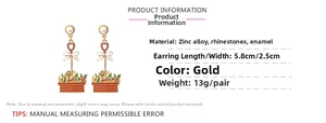 Vue détaillée de boucles d'oreilles fleur émaillée avec dimensions 5,8cm sur 2,5cm en zinc