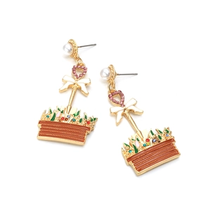 Boucles d'oreilles dorées avec paniers de fleurs émaillés, cristaux roses et perles