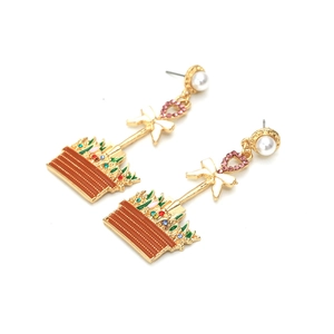 Boucles d'oreilles émaillées fleurs avec perles et cristaux roses en forme de panier