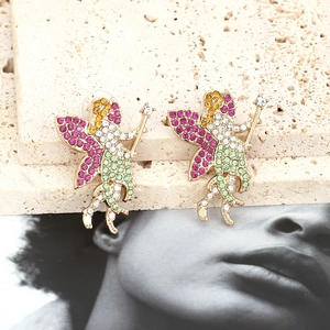 Boucles d'oreilles fée aux zircons colorés en finition dorée sur un support en pierre