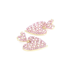Détail des boucles d'oreilles cœur avec strass roses et perles blanches sur métal doré