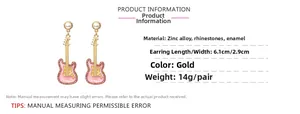 Detailansicht der rosa Emaille-Gitarrenohrringe mit glitzernden Strasssteinen und Perlen