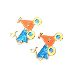 Boucles d'oreilles souris en émail bleu et orange avec texture marbrée et détails dorés