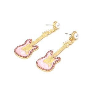 Punk-Ohrringe in Gitarrenform mit Emaille, Kristallen und Perlensteckern in Rosa