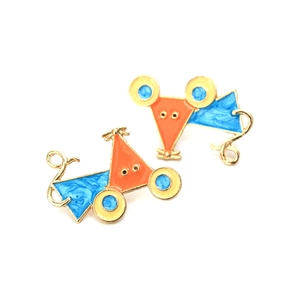 Boucles d'oreilles souris en émail orange et bleu avec spirales dorées sur fond blanc