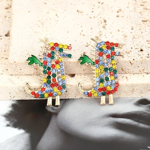 Boucles d'oreilles dinosaures aux cristaux colorés avec ailes en émail sur pierre naturelle