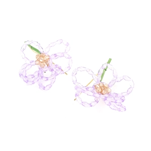 Vue détaillée des boucles d'oreilles fleurs en perles de cristal violet clair faites main