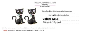 Vue détaillée des dimensions et matériaux des boucles d'oreilles chat en émail noir et fleur