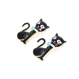 Boucles d'oreilles chat noir en émail mignonnes avec cristaux bleus sur fond blanc pur