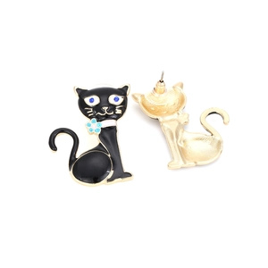 Boucles d'oreilles chat noir en émail avec yeux en strass bleus et détails dorés