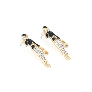 Détail de boucles d'oreilles silhouette de femme avec alliage doré et strass étincelants