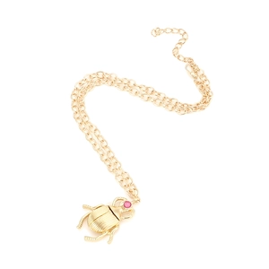 Collier scarabée doré avec pendentif gemme rose sur une chaîne à maillons fins