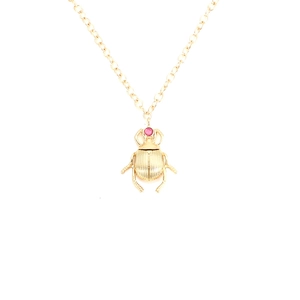 Collier scarabée doré vintage avec pendentif gemme rose sur une chaîne à maillons