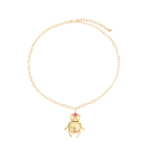 Collier scarabée vintage avec pendentif en pierre rose et chaîne dorée sur fond blanc