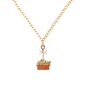 Goldene Halskette mit kreativem Anhänger in Form eines Gartenspatens und Blumentopfs