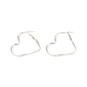 Orecchini a cerchio a cuore in argento con design in metallo intrecciato