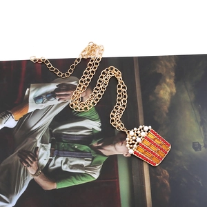Collana creativa con ciondolo a secchiello di popcorn, perle e cristalli rossi