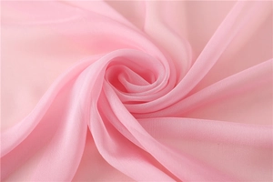 Primer plano de la bufanda de gasa rosa claro con elegante textura de drapeado en espiral