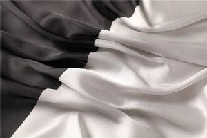 Dettaglio macro di tessuto effetto seta con elegante design a contrasto bianco e nero