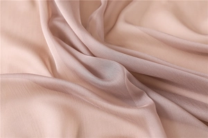 Detalle de bufanda de gasa rosa pálido con elegante textura plisada y caída de seda suave