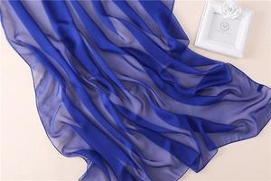 Detalle de la textura del pañuelo de seda azul marino con suave caída natural