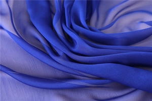Detalle macro de tela de gasa azul real semitransparente con textura suave y caída