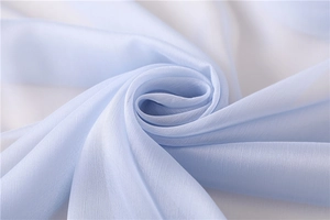 Primer plano de tela azul claro efecto seda con textura vertical fina y transparencia