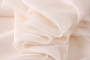 Foto macro de tela de seda marfil mostrando su textura fina y elegante caída fluida