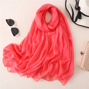 Elegante bufanda de seda georgette rojo coral para protección solar y estilo de viaje