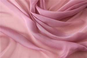 Primer plano de tela de seda rosa claro semitransparente con textura vertical de arrugas