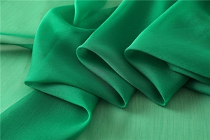 Dettaglio macro del tessuto verde brillante trasparente con trama a pieghe fini