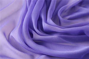 Dettaglio ravvicinato del tessuto chiffon viola con trama setosa e drappeggio morbido
