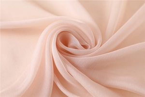 Detalle macro de la textura de gasa rosa suave con finas ondas verticales