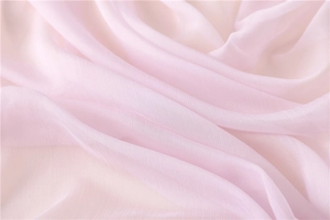 Detalle de tela transparente rosa claro con textura suave y grano vertical fino