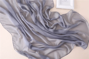 Detalle de la textura de bufanda de gasa gris púrpura con bordes finamente acabados
